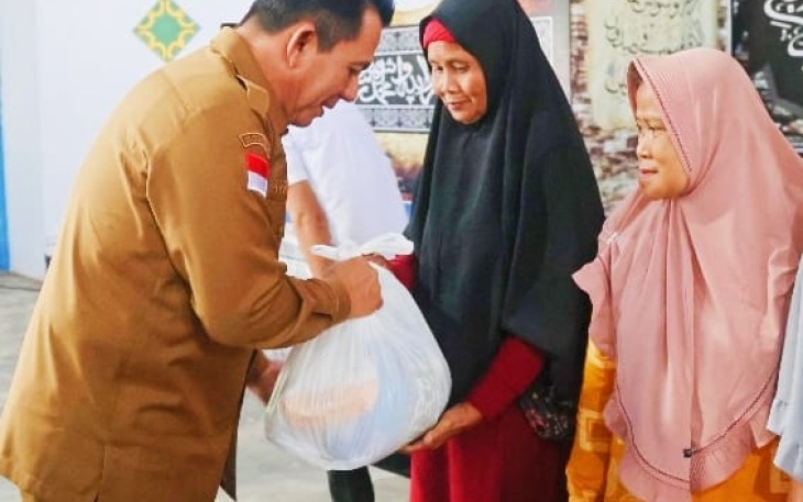 Gubernur Ansar Ahmad Serahkan Bantuan Sembako Untuk Masyarakat Bintan 