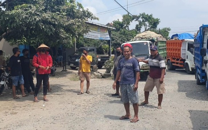 Warga saat menghadang truk dump bermuatan batu