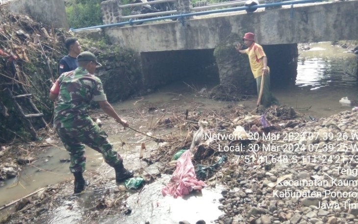 Kerja bakti bersama warga binaan bersihkan sampah
