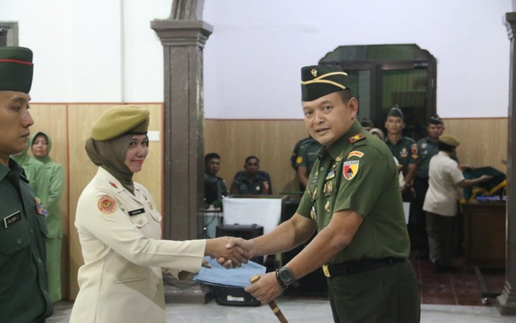 Dandim 0803/Madiun Letkol Inf Meina Helmi menyerahkan THR, Senin (1/4)