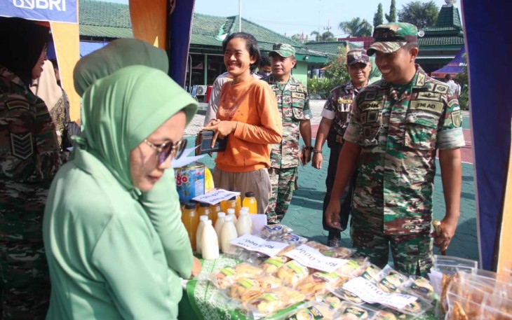 Dandim 0805/Ngawi Letkol Arm Didik Kurniawan saat meninjau stand bazar murah, Selasa (2/4)