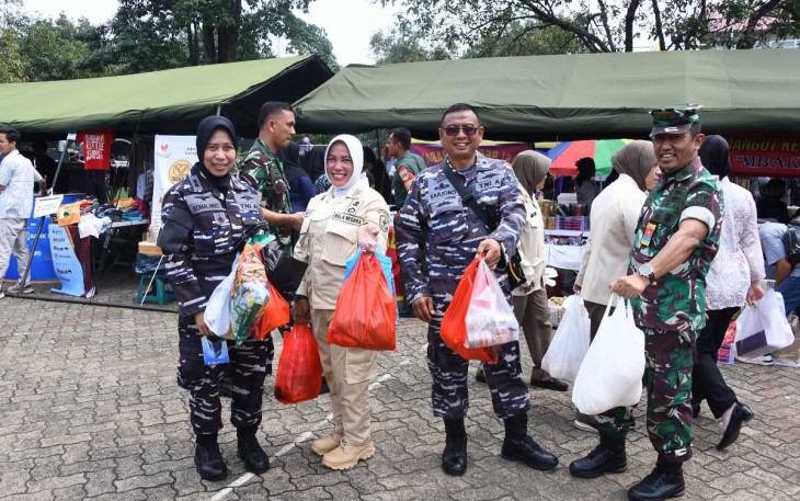 Aksi prajurit Kolinlamil borong sembako di bazar murah, Selasa (2/4)