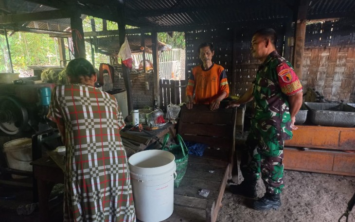 Babinsa Koramil Jogorogo Sambangi Tempat Pembuatan Tahu