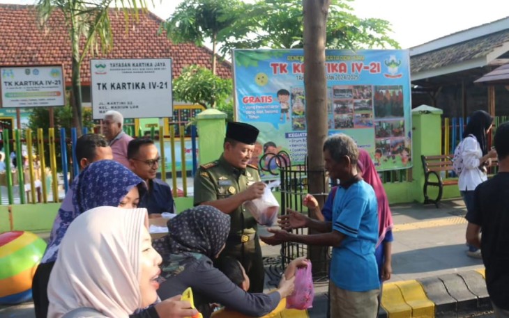 Dandim 0803/Madiun Letkol Inf Meina Helmi bagikan takjil gratis