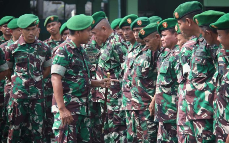 Dandim 0805/Ngawi Letkol Arm Didik Kurniawan memberikan arahan prajuritnya cuti lebaran, Jum'at (5/4)