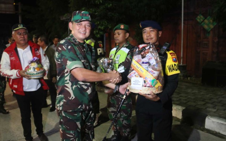 Dandim 0803/Madiun Letkol Inf Meina Helmi saat memberikan bingkisan lebaran 