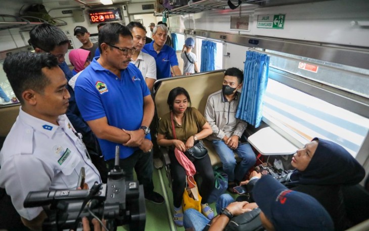 Pj Gubernur Jateng Nana Sudjana meninjau mudik gratis warga di salah satu kereta di stasiun Pasar Senen Jakarta, Minggu (7/4)