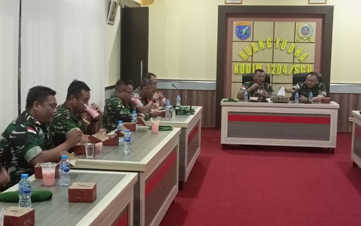 Danrem 121/Abw Brigjen TNI Luqman Arief bukber di Kodim 1204/Sanggau, Senin (8/4)