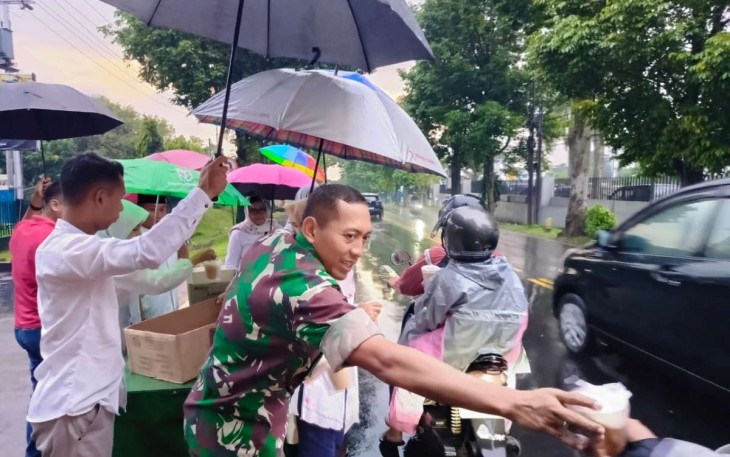Danmenarmed 2 Kostrad Letkol Arm Siswo Budiarto saat bagikan iftar