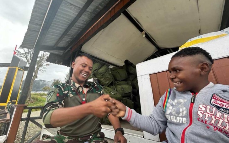 Melianus gembira menerima hadiah baju spesial bapak tentara 