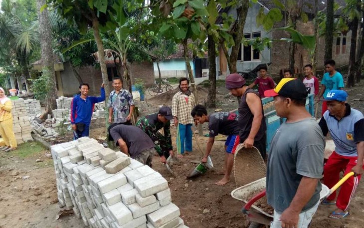 Pasang paving blok bersama warga binaan 