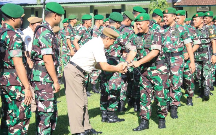 Dandim 0806/Trenggalek Letkol Czi Yudo Aji Susanto bersalam-salaman usai apel, Selasa (16/4)