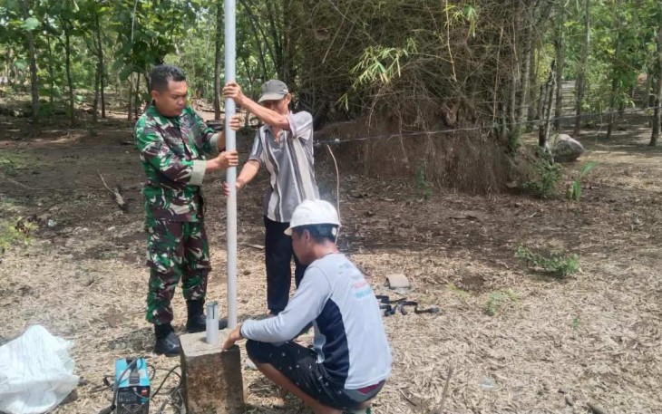 Pasang tiang lampu TL di wilayah desa binaan 