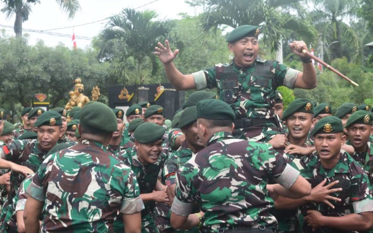 Danmenarmed 2 Kostrad Letkol Arm Siswo Budiarto saat mengunjungi Batalyon Armed 1 Roket Ajusta Yudha, Rabu (17/4)