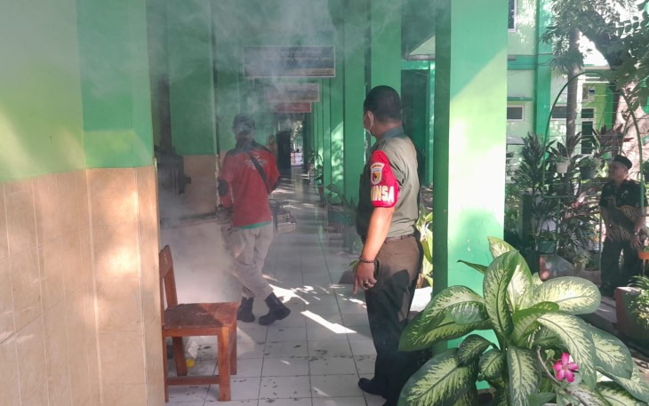 Fogging di sekolah desa binaan 
