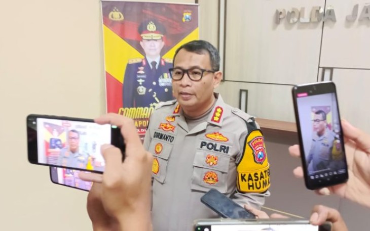 Kabid Humas Polda Jatim Kombes Dirmanto saat memberikan keterangan pers 