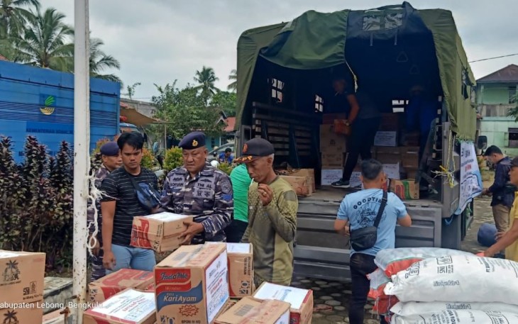 Penyerahan bantuan untuk masyarakat terdampak banjir dan longsor 