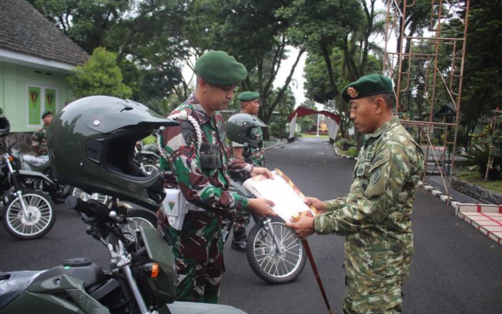 Danmenarmed 2 Kostrad Letkol Arm Siswo Budiarto saat menyerahkan sepeda motor dari Kemhan RI, Senin (22/4)