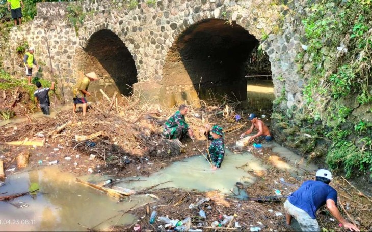 Pembersihan sampah di sungai wilayah desa binaan 