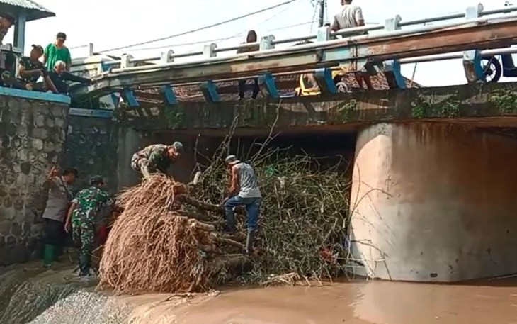 Pembersihan sampah di bawah jembatan sungai wilayah desa binaan 