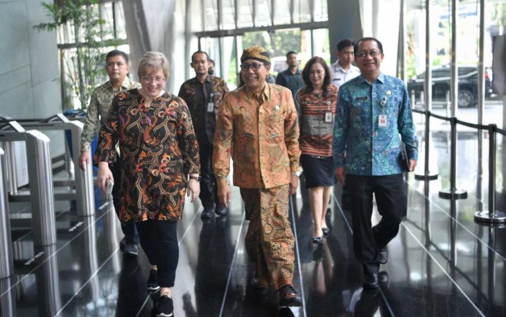 Mendes PDTT Abdul Halim Iskandar (tengah)
