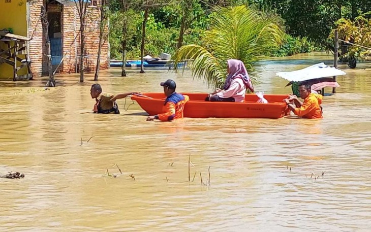Petugas BPBD Kabupaten Luwu evakuasi warga terdampak, (23/4)