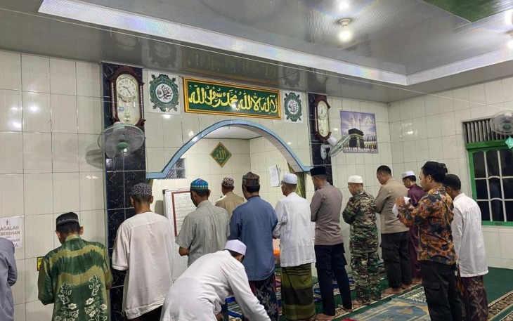 Shalat subuh berjamaah bersama warga desa binaan 