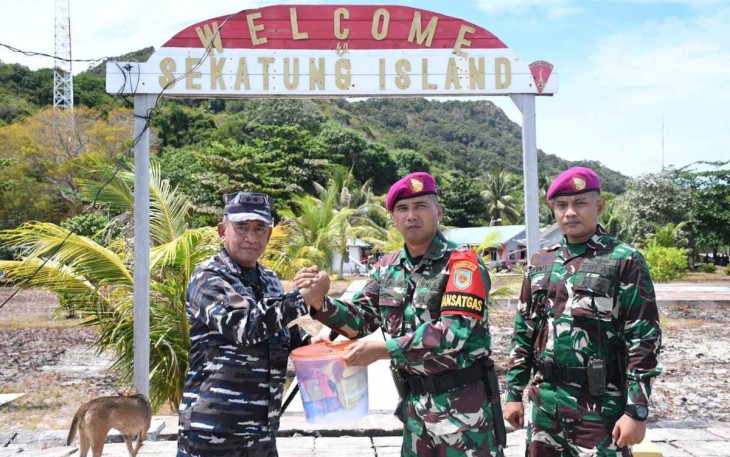 Pangkoarmada I Laksamana Muda TNI Dr Yoos Suryono memberikan bingkisan personel satgas di pulau Sekatung, Natuna