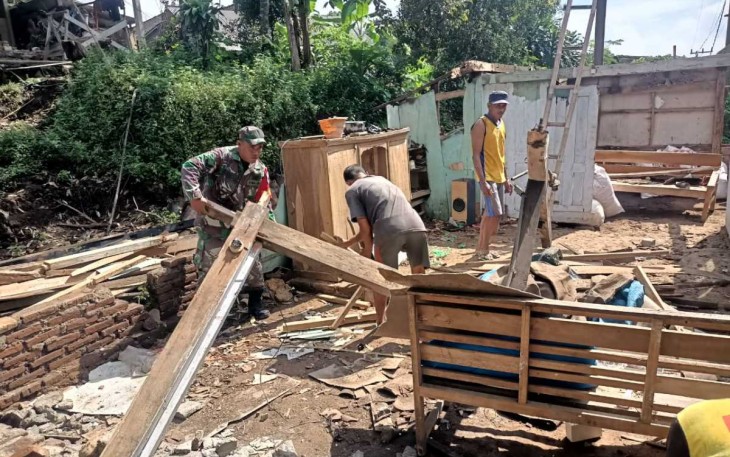 Bantu membongkar rumah warga desa binaan 