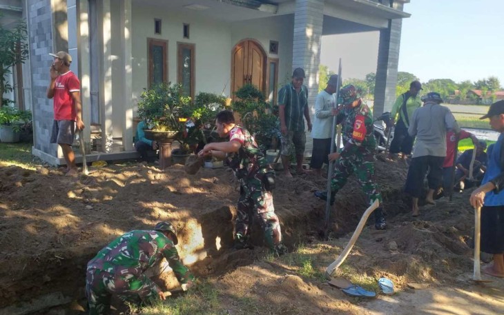 Bantu bongkar gorong-gorong tersumbat di wilayah desa binaan 