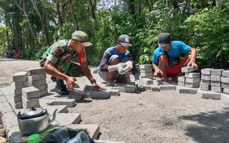 Pasang paving jalan bersama warga binaan
