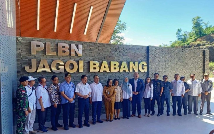 Foto bersama menteri transportasi Sarawak di PLBN Jagoi Babang