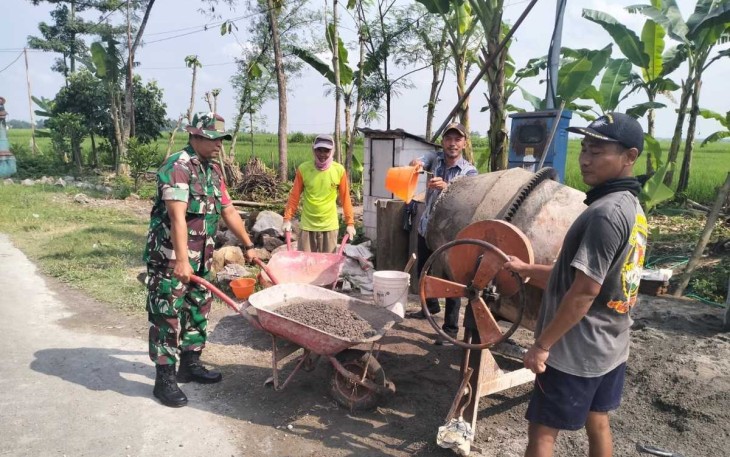 Bangun jalan di wilayah desa binaan 