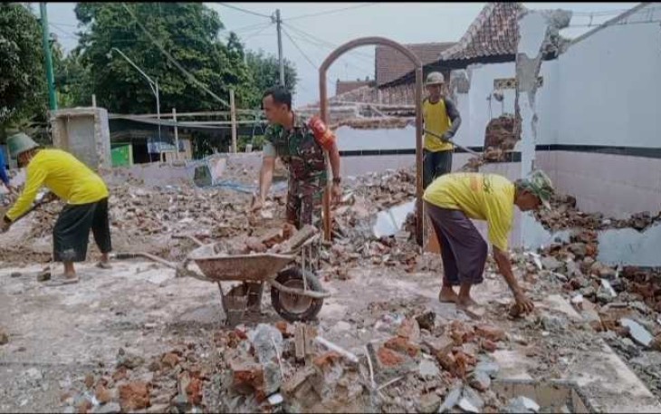 Kerja bakti bersihkan lingkungan bersama warga