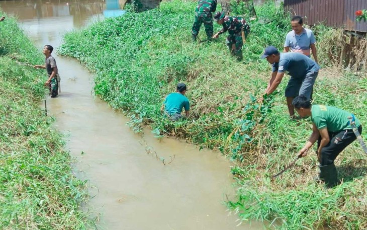 Kerja bakti bersihkan lingkungan bersama warga di wilayah desa binaan