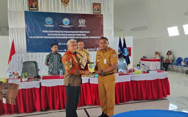 Kepala BNN RI Marthinus Hukom memberikan cenderamata 