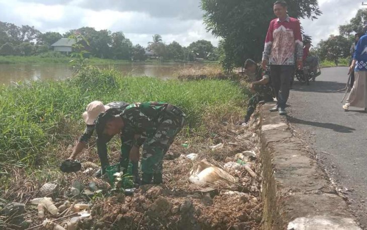 Kerja bakti bersihkan lingkungan bersama warga