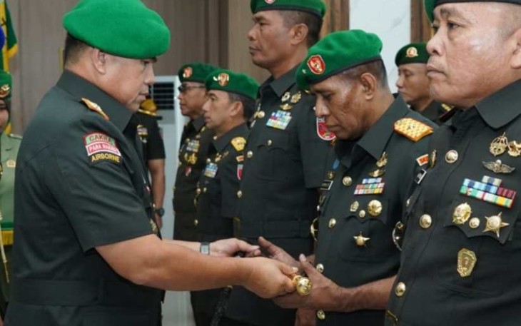 Pangdam XVI Pattimura Mayjen TNI Syafrial menyerahkan tongkat komando Korem 151/Binaiya 