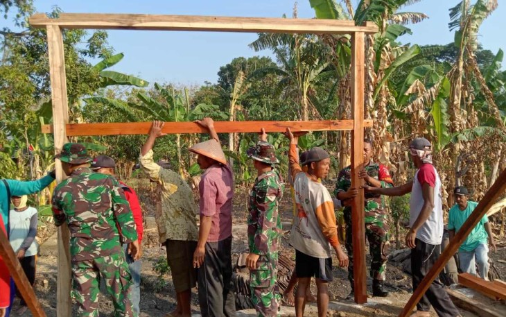 Gotong royong bantu pembangunan rumah warga binaan