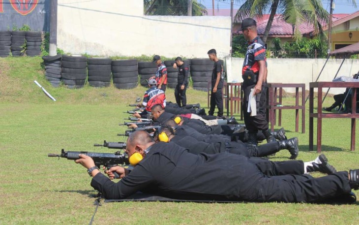Latihan menembak petugas lapas Binjai, Senin (6/5)