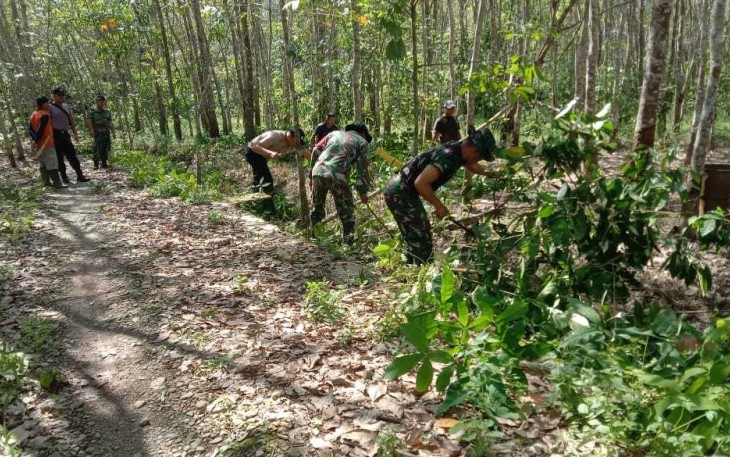 Pembersihan lingkungan di wilayah desa binaan 