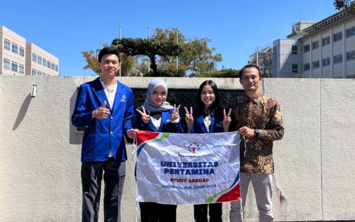 Tiga mahasiswa UPER dan Ketua Program Studi Teknik Logistik UPER dalam kegiatan Short Course di Kochi University