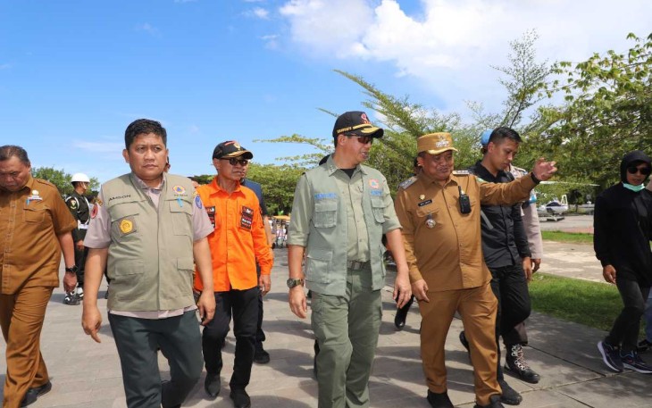 Kepala BNPB Letjen TNI Suharyanto saat menerima pemaparan kondisi terkini di lokasi longsor Kabupaten Luwu, Selasa (7/5)