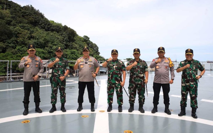 Danjen Akademi TNI Letjen TNI Rudianto beserta staf foto bersama di geladak KRI Banda Aceh-593