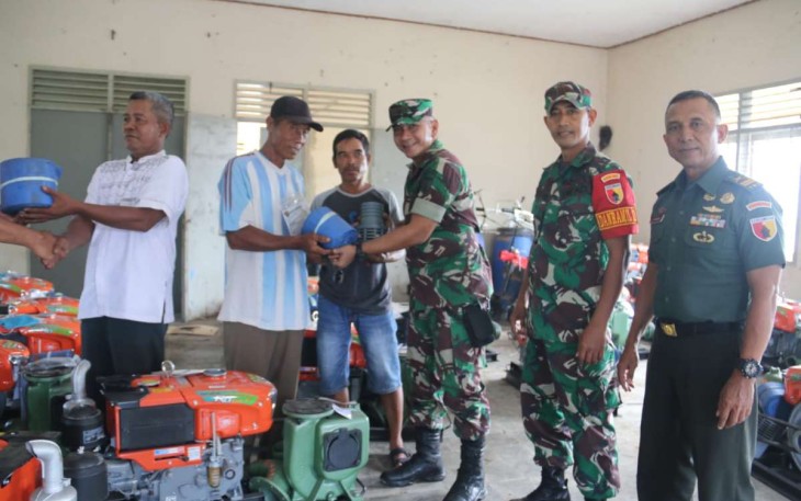 Penyerahan pompa air petani wilayah Kodim Madiun