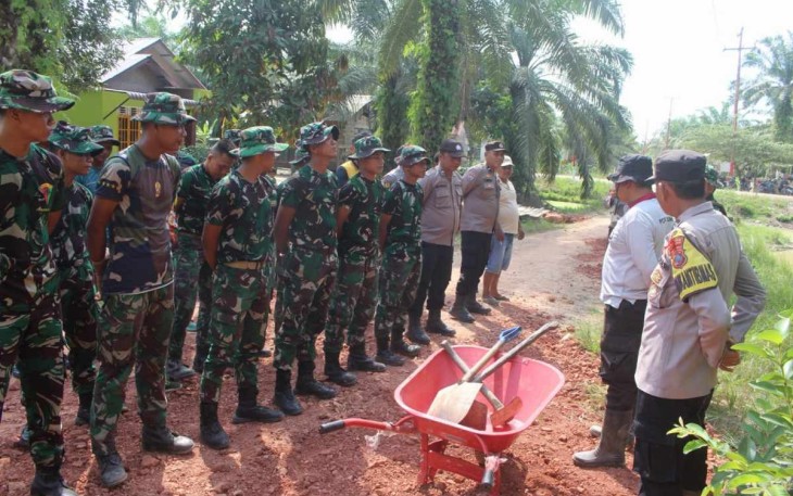 Persiapan sebelum bekerja dengan apel dan berdoa di lokasi TMMD 