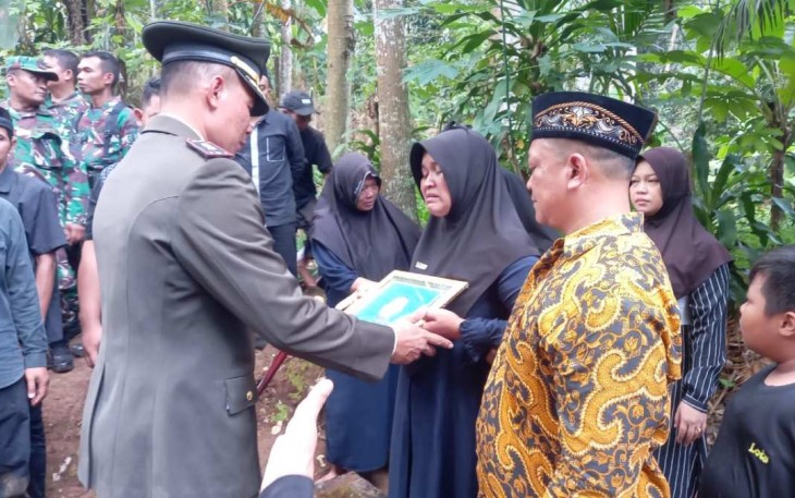 Dandim 0802/Ponorogo Letkol Inf Dwi Soerjono turut berdukacita keluarga almarhum prajuritnya 