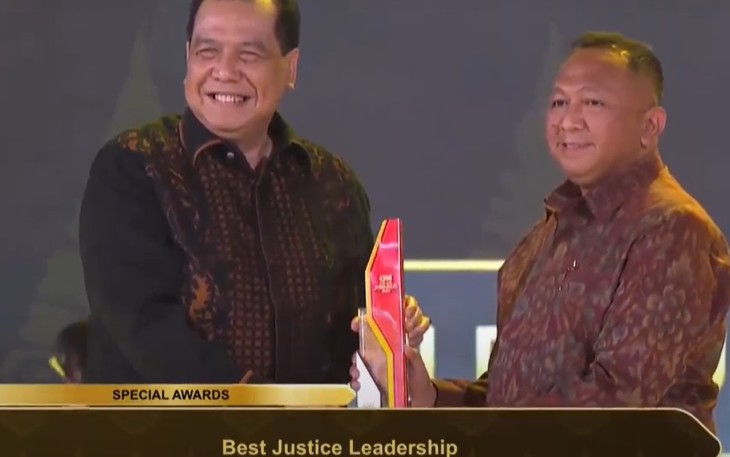 Kajati Bali Dr Ketut Sumedana menerima penghargaan CNN Award