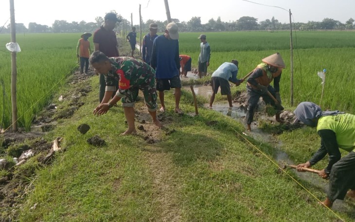Gotong royong bantu bangun saluran irigasi 