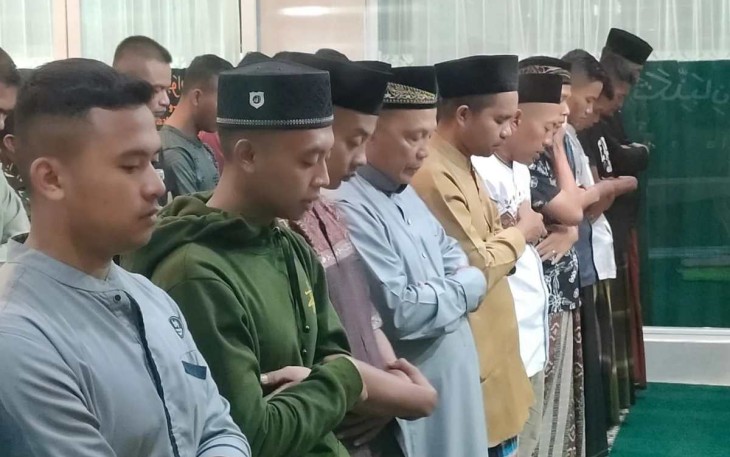 Sholat subuh berjamaah di Masjid Baitul Muttaqin 